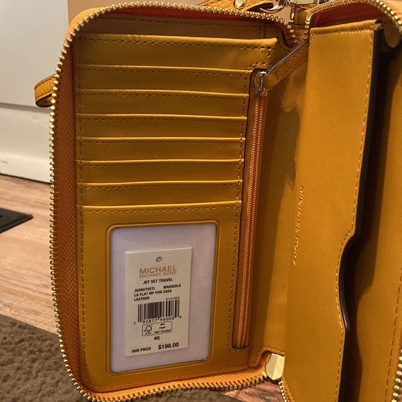 Michael Kors Jet Set Travel Large Leather Phone Case/Wristlet - Picture 5 of 14